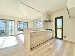 対面式キッチンは家族の会話が増える素敵な空間です。こちらのキッチンで美味しいお料理と素敵な思い出をご一緒にどうぞ。