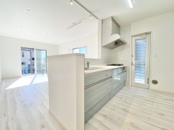 対面式キッチンは家族の会話が増える素敵な空間です。こちらのキッチンで美味しいお料理と素敵な思い出をご一緒にどうぞ。