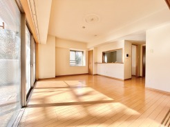 家族の団らんスペースのリビングは約12.2帖