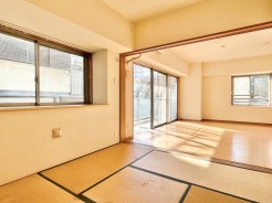 南向きの角部屋なので、日当たりと通風良好です。