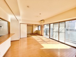 たっぷりの陽光が差し込むリビングは、家族の会話も増えます。