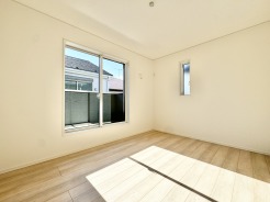 主寝室にはたっぷりの陽光が差し込みます。