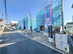 前面道路は比較的交通量が少なく、落ち着いて駐車していただけます。