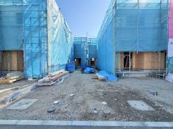 2部屋行き来できるワイドなバルコニーは、南向きで陽当たり良好◎