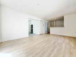 4号棟 ＬＤＫ17帖の開放感ある広々としたリビングです。