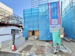 2部屋行き来できるワイドなバルコニーは南向きで陽当たり良好ある