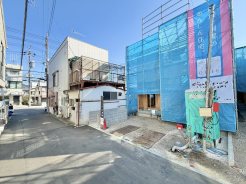 前面道路は比較的交通量が少なく、落ち着いて駐車していただけます。