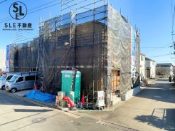 1号棟 【開発分譲地】毎日の暮らしに嬉しい並列駐車スペースをしっかり確保。住宅街ならではの落ち着きと、便利さを両立した立地条件も、ぜひ現地で体感してみてください。