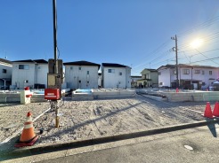 生活利便施設へのアクセスもしやすく、交通量も適度で安心感のある前面道路。