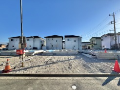 車での移動はもちろん、歩行者や自転車の通行にも配慮された、暮らしやすい住環境です。