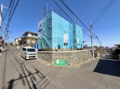 青々としたお空がとても気持ち良いですね。角地のため隣地との距離感も良好です。