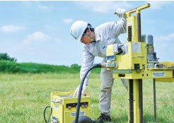 【サンプル】■基礎着工前の地盤調査と地盤改良
新築の住宅において、基礎着工前に地盤調査会社による地盤調査を行っています。調査結果を元に、必要に応じた、地盤補強等を実施し、不同沈下しないよう対策をとっております。万が一不同沈下による損害があった場合でも地盤調査会社による保証があるため安心です。
