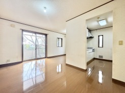 奥様はリビングを見ながら料理をすることができ、使い勝手の良いキッチンとなっております