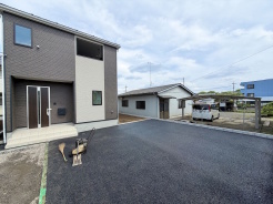 並列3台駐車可能・南庭付きのゆとりある敷地の新築戸建てのご紹介になります。即日予約も承っておりますので少しでも気になる方はお気軽にお問い合わせください。