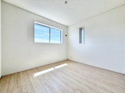 大きな窓から自然光が差し込む、明るく開放的な洋室。家具の配置がしやすいシンプルな間取りで、寝室や子ども部屋、ワークスペースなど多用途にお使いいただけます。
