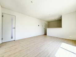 2号棟 木のぬくもりを感じる天井と白を基調とした内装が調和したリビングダイニング。落ち着きのあるデザインで、家具の配置もしやすいシンプルな空間です。