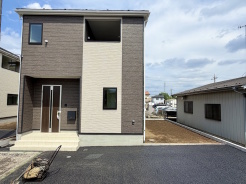 TVインターホン・防犯カメラ付きの比較的安心出来ますね。近隣も比較的街灯のある道路でございます。