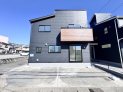 生活利便施設へのアクセスもしやすく、交通量も適度で安心感のある前面道路。