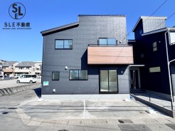 1号棟 【長期優良住宅】落ち着いた色合いとスタイリッシュなデザインで、街並みに美しく馴染む外観。