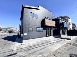 前面道路の幅が広いことで、開放感があり、日当たりや風通しも良好な立地です。