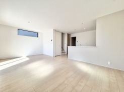 2号棟、LDK約18帖の広々とした空間。正方形で家具の配置もしやすいです。まずは一度現地をご覧になってみてください。