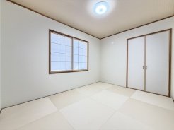 2面採光でたっぷり自然光が入り、日中も照明入らずの明るさ◎