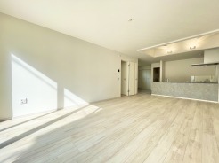 料理をしながらリビングにいる家族との会話を楽しめるカウンターキッチン。