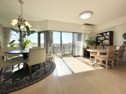 富士山もご覧いただけるバルコニーからは心地よい日差しが差し込みます。近隣に商業施設等はなく、落ち着きのある住宅街のため生活環境も充実しております。