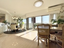 駐車場やゴミ捨て場もエレベーターを降りればすぐ近くのため、マンション特有のストレスもございません。