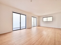 キッチンからはリビング全体を見渡せる設計で、小さなお子様が遊ぶ様子を見守りながら家事を進めることができます。