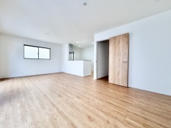 家族それぞれが違うことをしていても、同じ空間でつながりを感じられる約18帖の広々リビング。