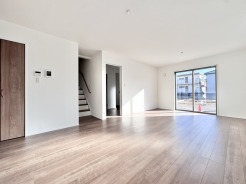 ゆったりくつろげるリビングで、家族団欒の時間がもっと楽しく、陽当たりも良くて気分も明るくなります。