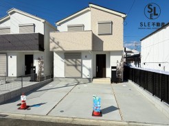 採光や通風に配慮された設計で、毎日を快適に過ごせる住まい。
時間帯によって変わる室内の明るさも、ぜひ現地でご確認ください。
