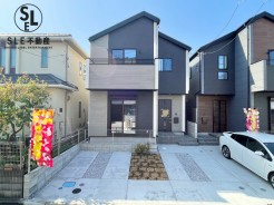 近隣にはスーパーやコンビニが揃い、生活環境も良好です