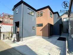 小学校徒歩5分に加え、中学校も徒歩14分でお子様にうれしい立地。スーパーや総合病院、ドラッグストアも徒歩圏の住環境良好エリア