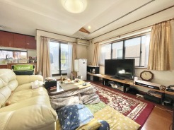 南東向きの窓からリビングには心地よい日差しが差し込みます。
リビングから出入り可能なバルコニーは洗濯物干し場としては最適ですね。