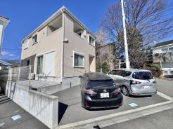 毎日の暮らしに嬉しい並列駐車スペースをしっかり確保。合計3台駐車可能