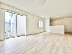 開放感あるリビングは、上質な空間設計が魅力。自然光がたっぷり差し込む心地よい空間で、贅沢なくつろぎの時間を演出します。