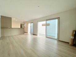 洗練された色使いが空間に奥行きを生み出し、日々の暮らしに心地よい調和をもたらしてくれます。
キッチンからリビングも見渡せます。