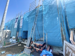 壁体内の湿気を透湿防水シートという材料で壁を覆い、外壁材との間に外気が流れる層をつくり、壁内の湿気を透湿防水シートから通気層を通して外部に放出する手段の「外壁通気工法」を採用しております。