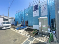 壁体内の湿気を透湿防水シートという材料で壁を覆い、外壁材との間に外気が流れる層をつくり、壁内の湿気を透湿防水シートから通気層を通して外部に放出する手段の「外壁通気工法」を採用しております。
