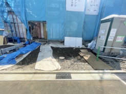 アルミ樹脂複合サッシは、耐久性や強度が高いアルミを外側に、断熱性や気密性に優れた樹脂を内側にして複合することで、耐久性と強度、断熱性、気密性という窓に必要な要素を取り入れたサッシになっています。