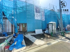 ■コンクリートベタ基礎工法
住まいの安心を支える「鉄筋入りコンクリートベタ基礎」
ベタ基礎は地面全体を基礎で覆うため、建物の加重を分散して地面に伝えることができ、不動沈下に対する耐久性や耐震性を向上することができます。
又、床下全面がコンクリートになるので防湿対策にもなります。