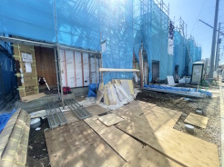 壁体内の湿気を透湿防水シートという材料で壁を覆い、外壁材との間に外気が流れる層をつくり、壁内の湿気を透湿防水シートから通気層を通して外部に放出する手段の「外壁通気工法」を採用しております。
