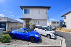 毎日の暮らしに嬉しい並列駐車スペースをしっかり確保。