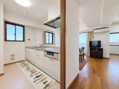 対面式キッチンは家族の会話が増える素敵な間取りになります。2018年にキッチンも交換いたしておりますので、水回りも大変お綺麗に使われております。