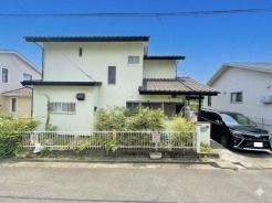閑静で落ち着いた街並みに立ち並ぶ本物件。建築条件はありませんので、お好みのハウスメーカー様での建築が可能となっております。