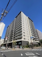 都市の景観に調和する洗練された佇まいが、日々の暮らしに心地よい安定感と品格をもたらします。