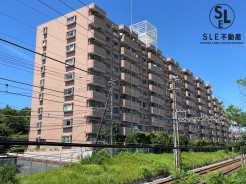駅徒歩5分の利便性と穏やかな環境が調和する場所で、大切な家族の一員であるペットと心安らぐ新しい毎日を始めてみませんか。
