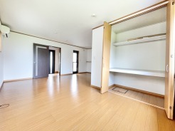 LDKと隣接した洋室があるため、収納スペースが充実していることも嬉しいポイントですね。用途に合わせてご活用ください！